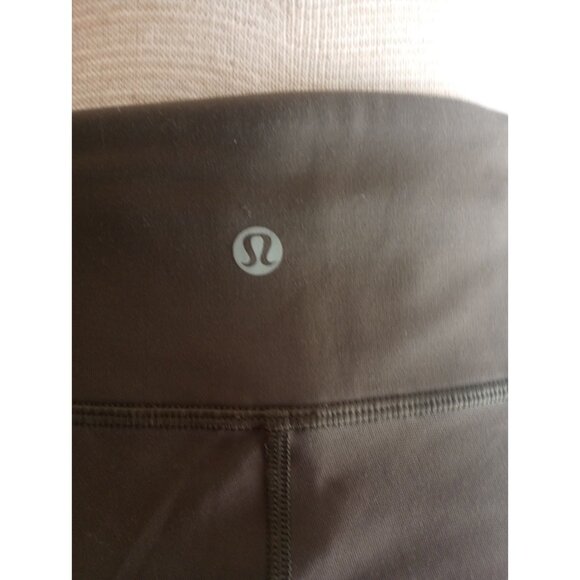 Lululemon capri leggings Dark Green  with a mesh fabric On Legs Sz 10 - Picture 4 of 10